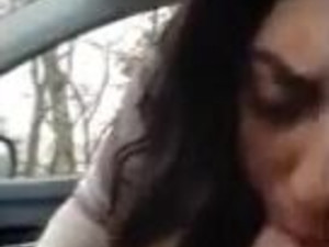 Армянка сосет член парня в машине разрешив снимать на телефон