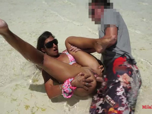 Горячий арабский секс с анальным проникновением в попку на пляже